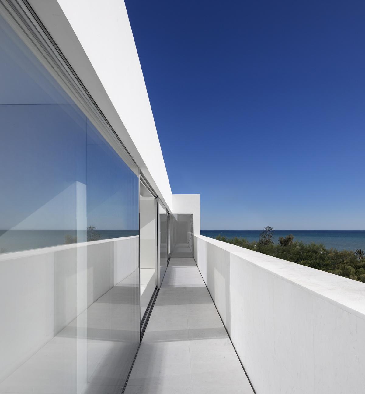 在天空与大海的深邃里，纵享田园诗般纯净：“水平线”别墅 / Fran Silvestre Arquitectos