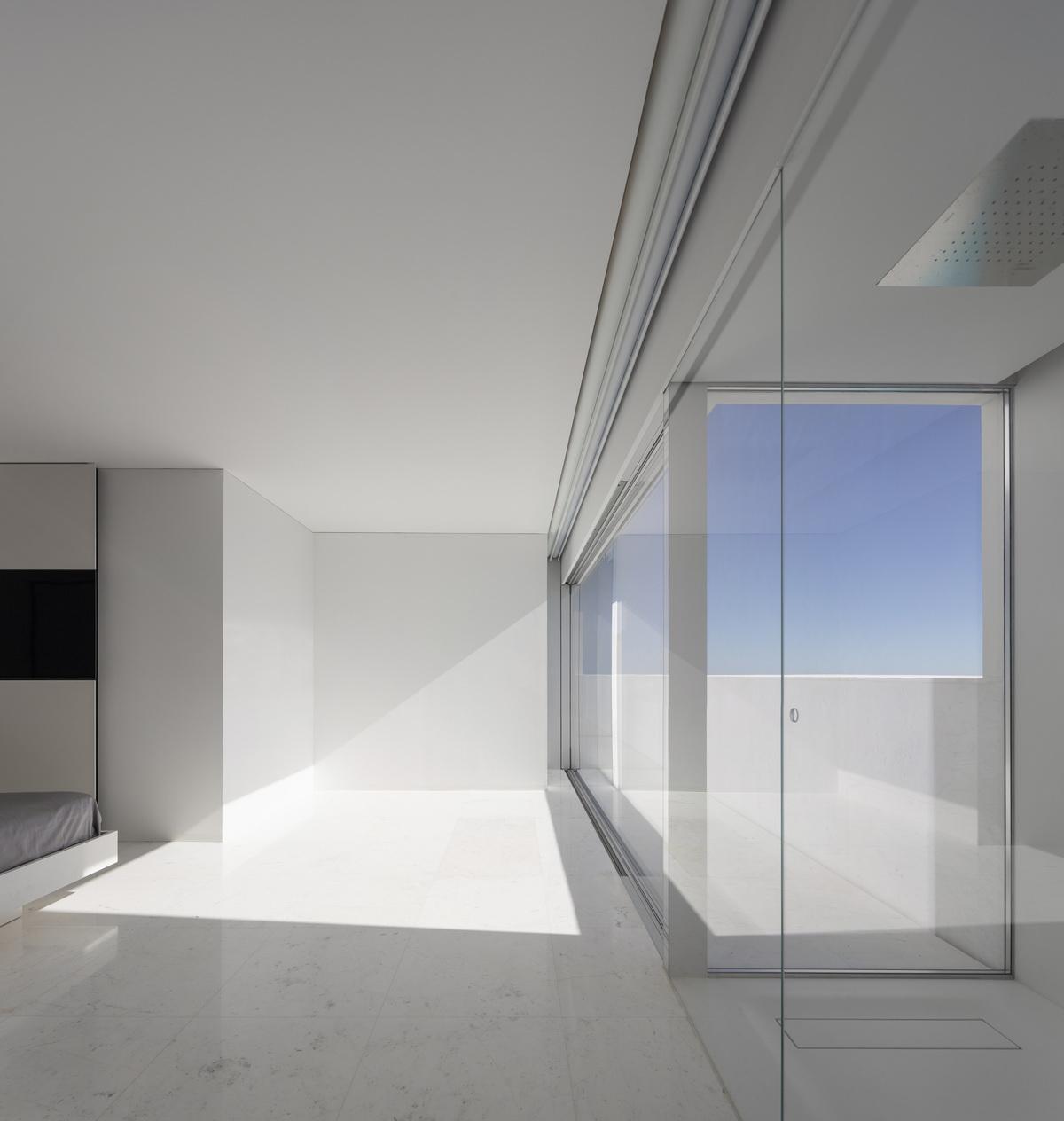 在天空与大海的深邃里，纵享田园诗般纯净：“水平线”别墅 / Fran Silvestre Arquitectos