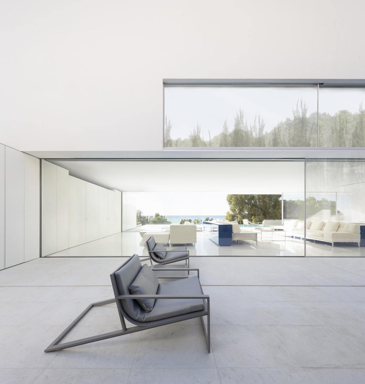 在天空与大海的深邃里，纵享田园诗般纯净：“水平线”别墅 / Fran Silvestre Arquitectos