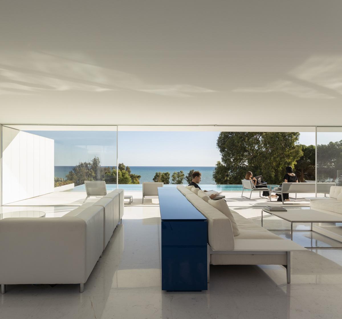 在天空与大海的深邃里，纵享田园诗般纯净：“水平线”别墅 / Fran Silvestre Arquitectos