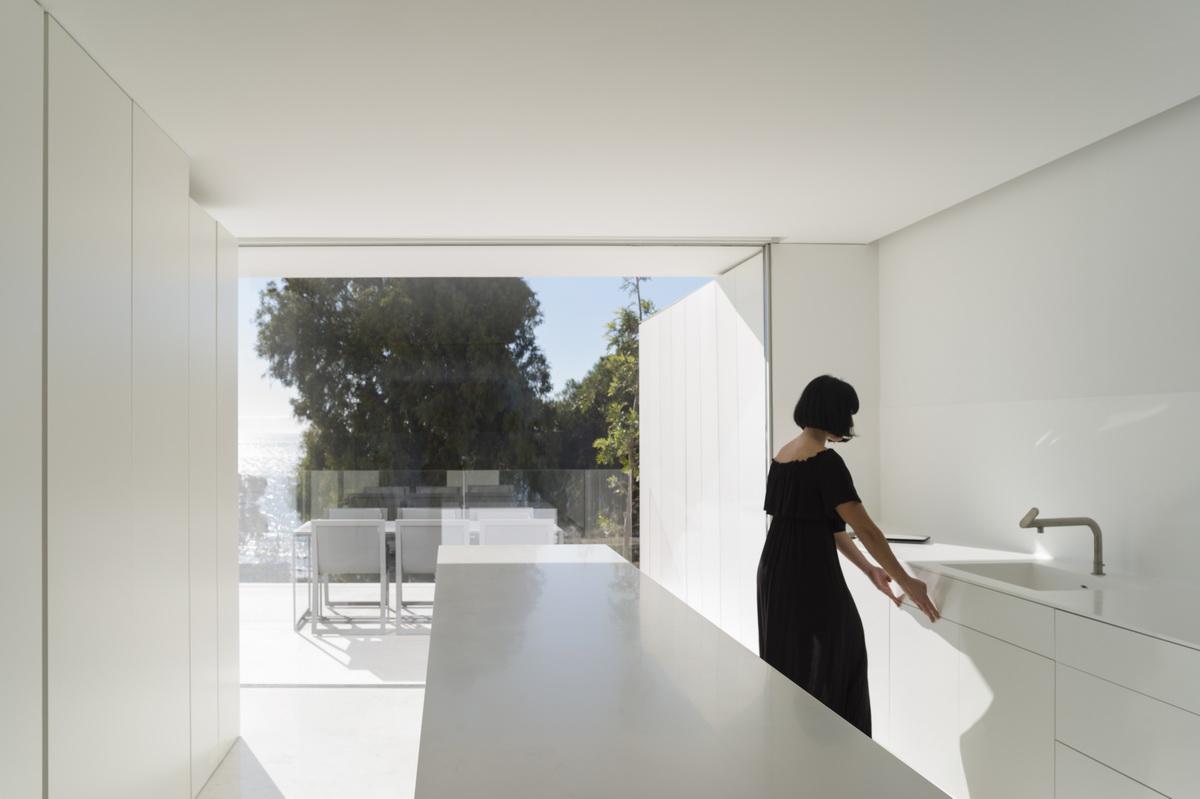 在天空与大海的深邃里，纵享田园诗般纯净：“水平线”别墅 / Fran Silvestre Arquitectos