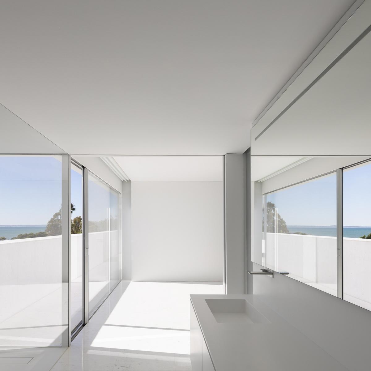 在天空与大海的深邃里，纵享田园诗般纯净：“水平线”别墅 / Fran Silvestre Arquitectos