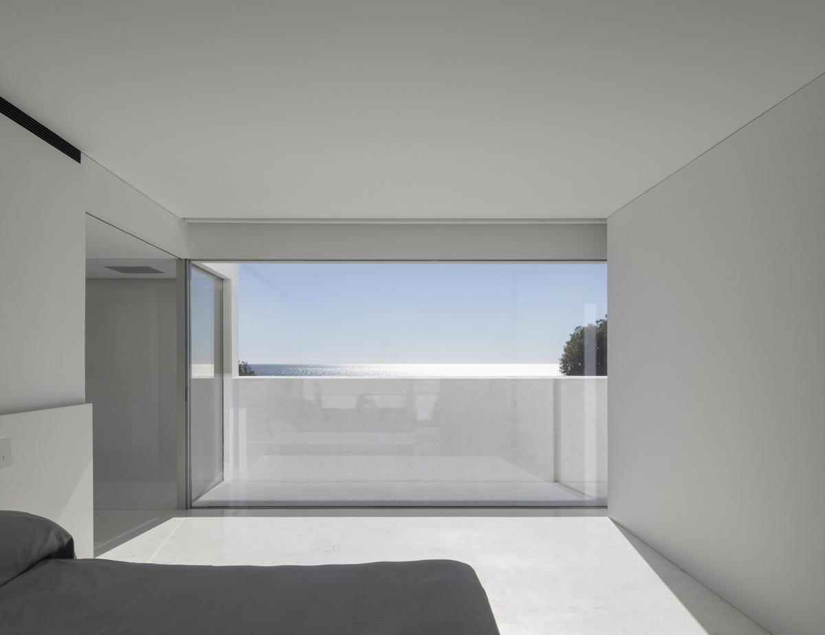在天空与大海的深邃里，纵享田园诗般纯净：“水平线”别墅 / Fran Silvestre Arquitectos