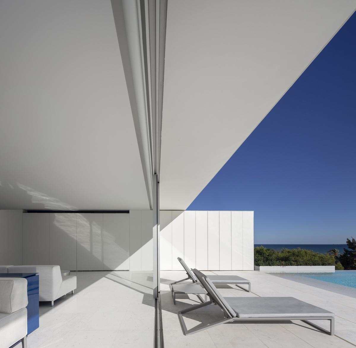 在天空与大海的深邃里，纵享田园诗般纯净：“水平线”别墅 / Fran Silvestre Arquitectos