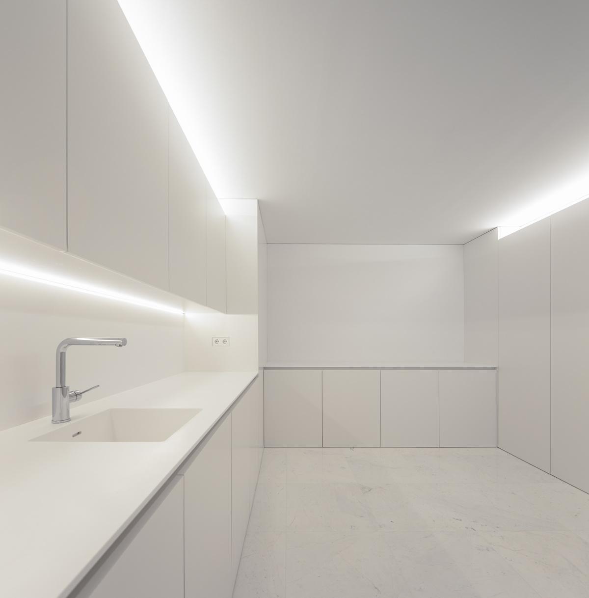 在天空与大海的深邃里，纵享田园诗般纯净：“水平线”别墅 / Fran Silvestre Arquitectos