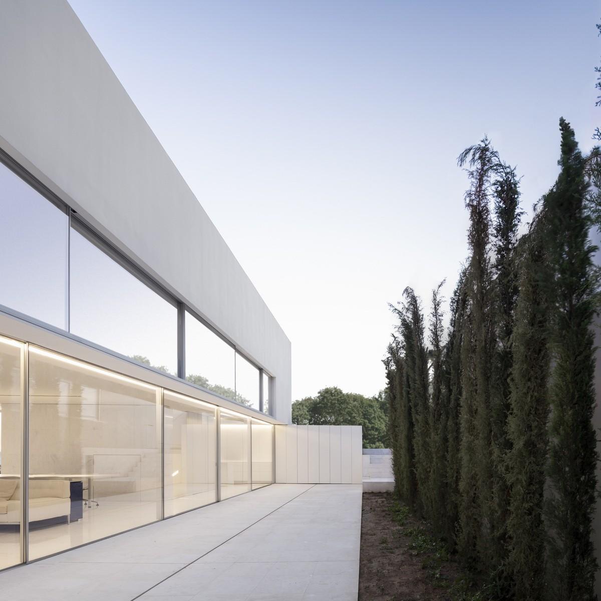 在天空与大海的深邃里，纵享田园诗般纯净：“水平线”别墅 / Fran Silvestre Arquitectos