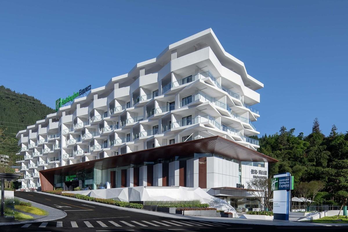 如成群白鸽振翅飞翔：峨眉七里坪智选假日酒店 / 成都中筑华恺建筑设计