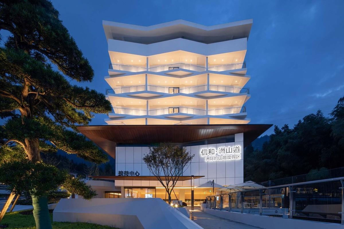 如成群白鸽振翅飞翔：峨眉七里坪智选假日酒店 / 成都中筑华恺建筑设计