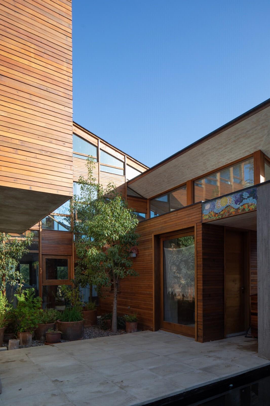 一抹暖色，隐于青葱：智利RH别墅 / Julio Zegers Arquitectos