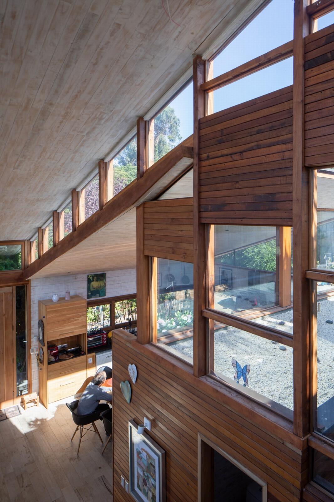 一抹暖色，隐于青葱：智利RH别墅 / Julio Zegers Arquitectos