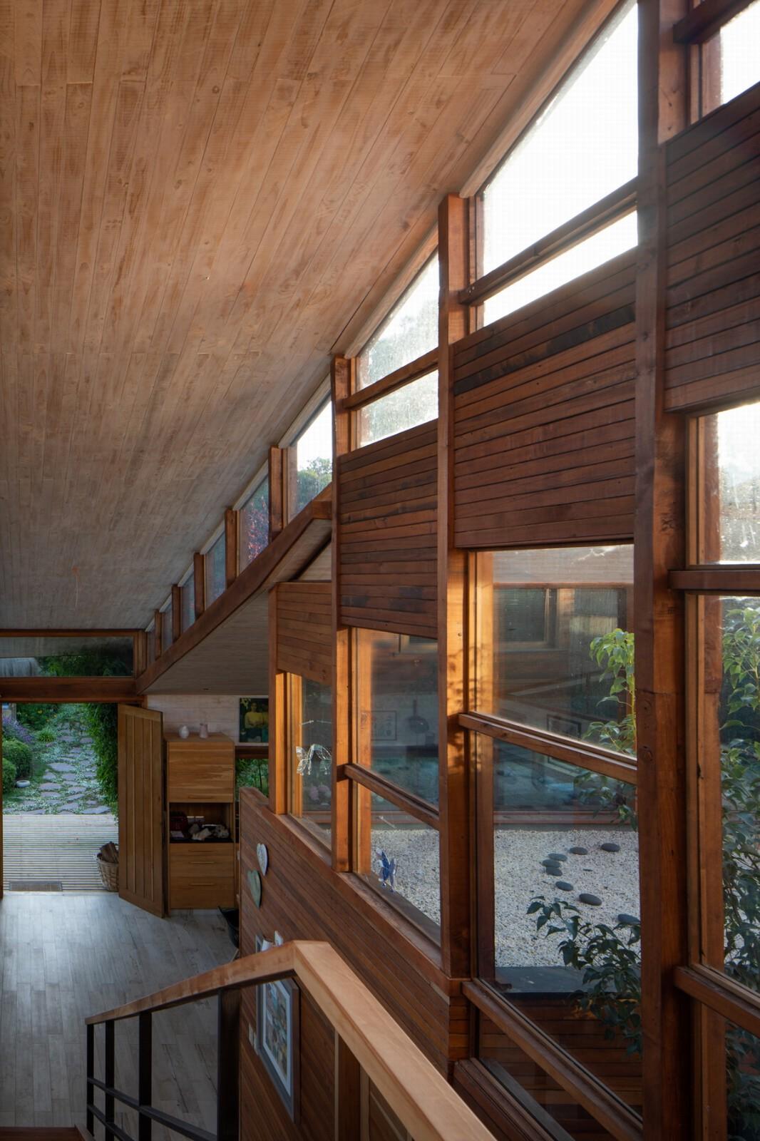 一抹暖色，隐于青葱：智利RH别墅 / Julio Zegers Arquitectos