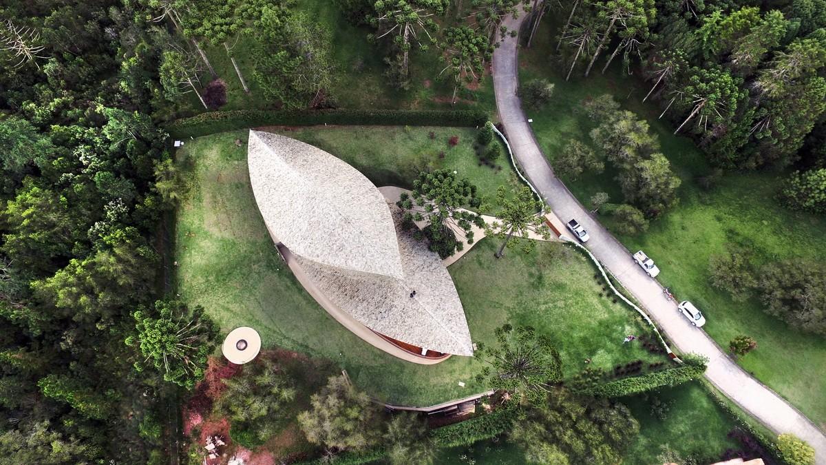 如风中枯叶，翩跹而落：巴西松树住宅 / Mareines Arquitetura