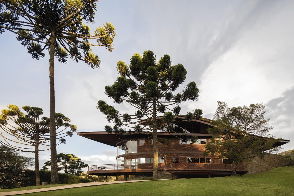 如风中枯叶，翩跹而落：巴西松树住宅 / Mareines Arquitetura