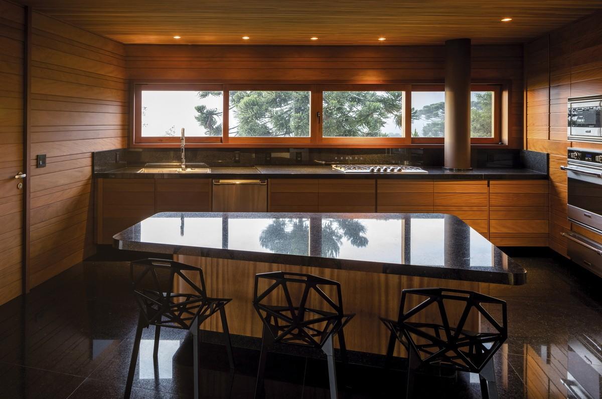 如风中枯叶，翩跹而落：巴西松树住宅 / Mareines Arquitetura