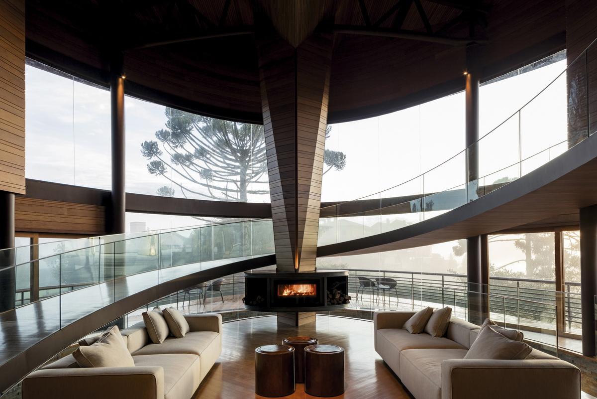 如风中枯叶，翩跹而落：巴西松树住宅 / Mareines Arquitetura