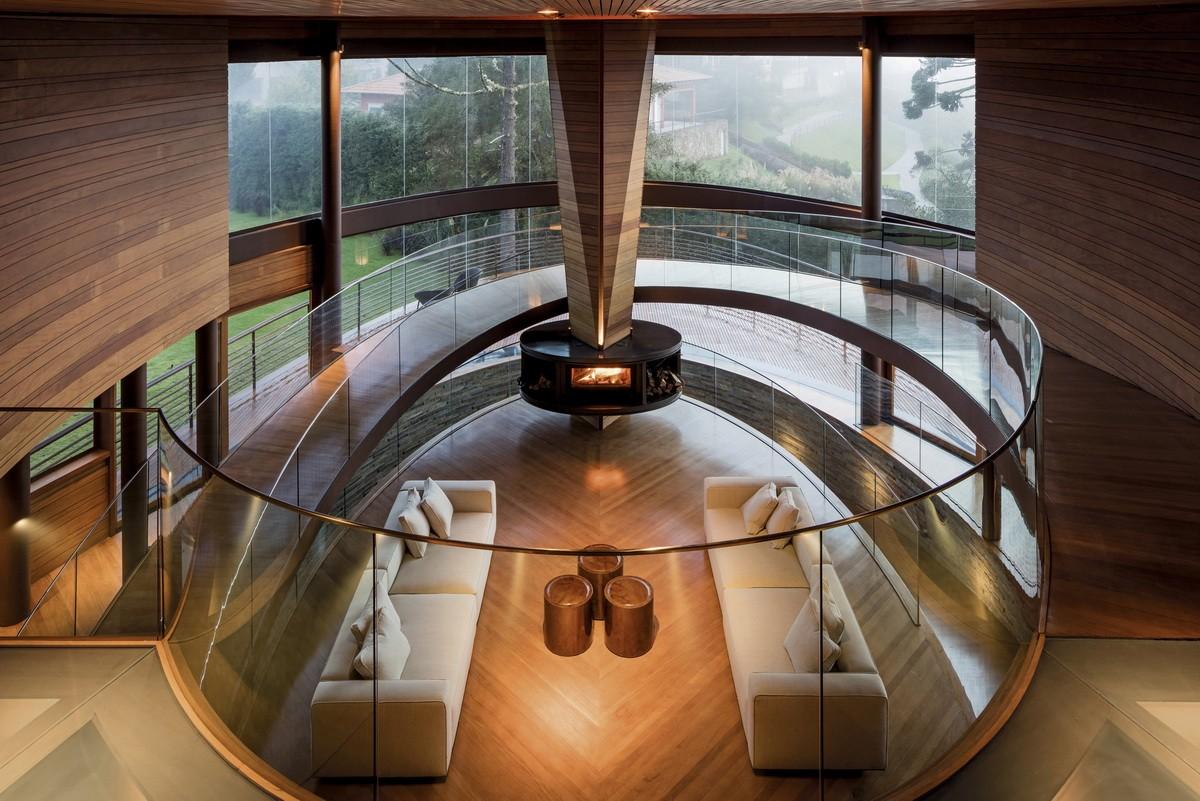 如风中枯叶，翩跹而落：巴西松树住宅 / Mareines Arquitetura