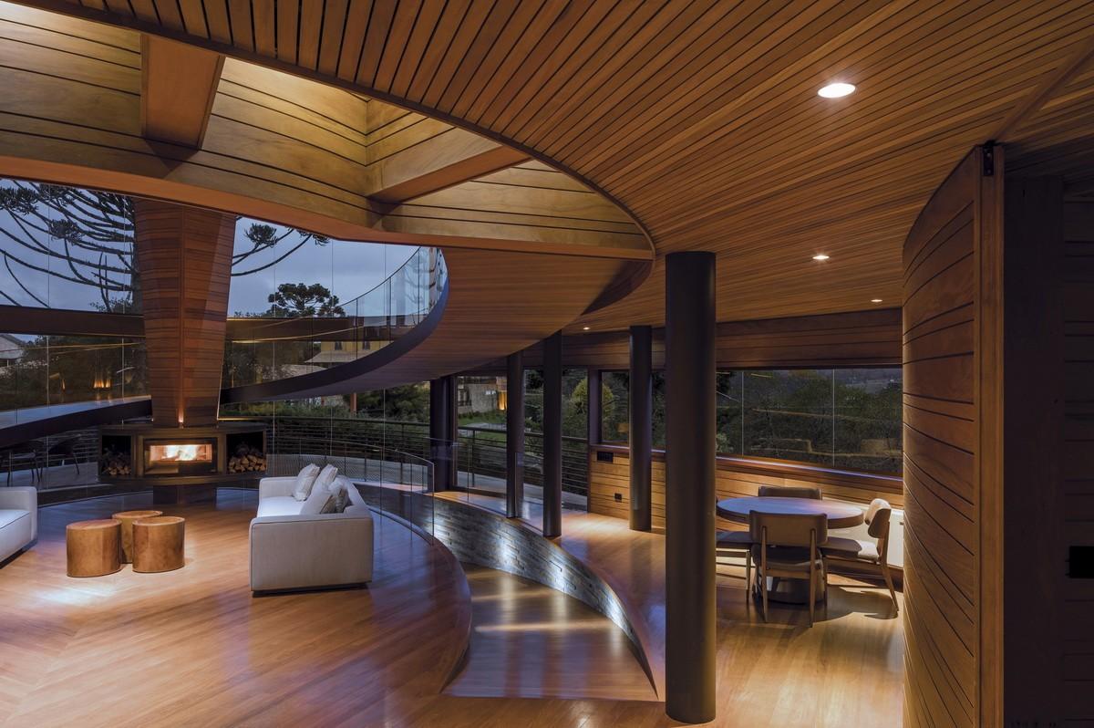 如风中枯叶，翩跹而落：巴西松树住宅 / Mareines Arquitetura