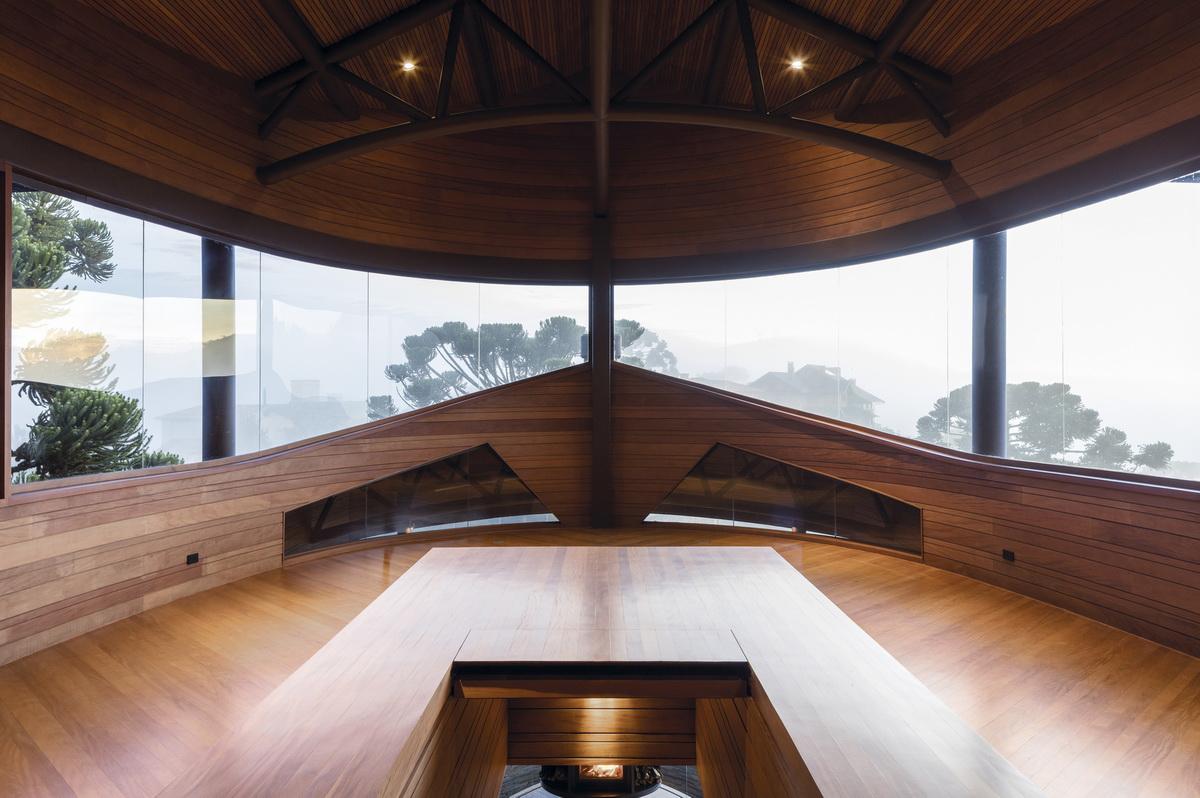 如风中枯叶，翩跹而落：巴西松树住宅 / Mareines Arquitetura