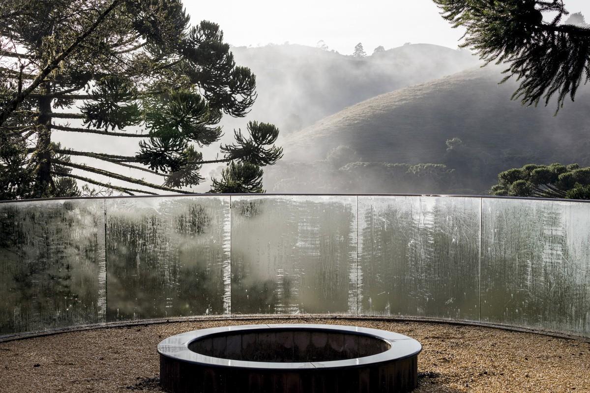 如风中枯叶，翩跹而落：巴西松树住宅 / Mareines Arquitetura