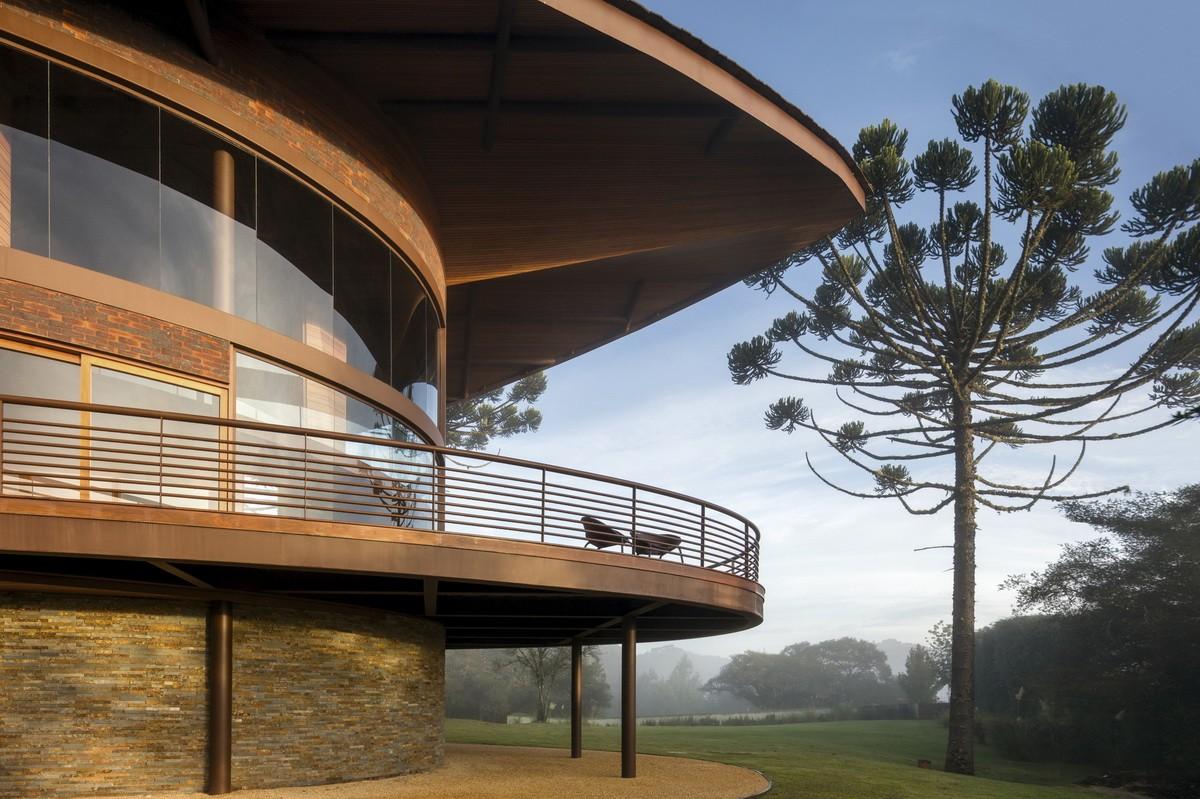 如风中枯叶，翩跹而落：巴西松树住宅 / Mareines Arquitetura