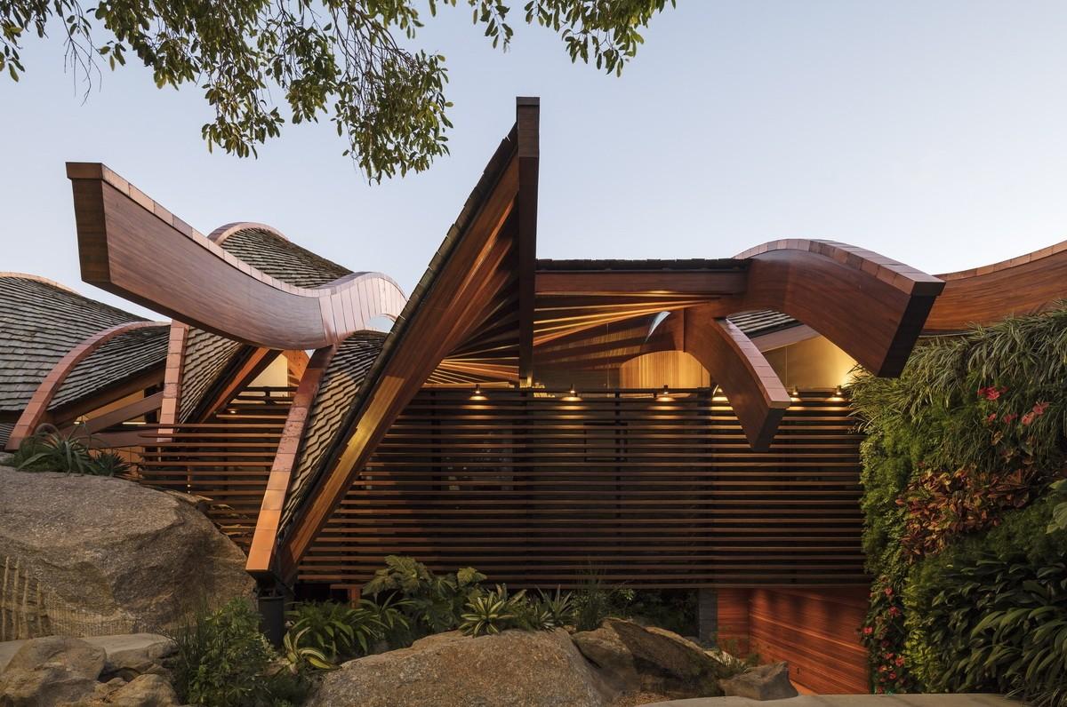 屋顶”浪花“，对望大西洋：巴西波浪住宅 / Mareines Arquitetura