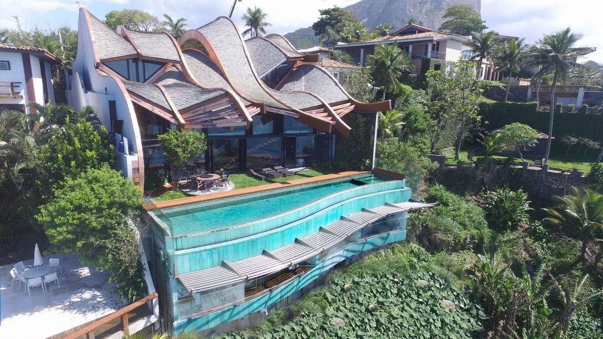 屋顶”浪花“，对望大西洋：巴西波浪住宅 / Mareines Arquitetura