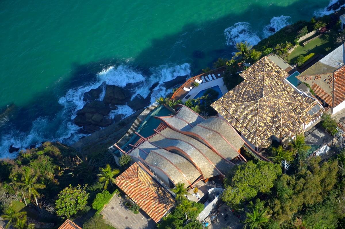 屋顶”浪花“，对望大西洋：巴西波浪住宅 / Mareines Arquitetura