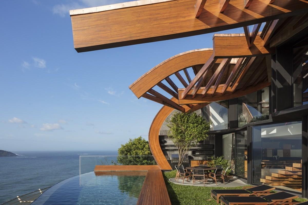 屋顶”浪花“，对望大西洋：巴西波浪住宅 / Mareines Arquitetura