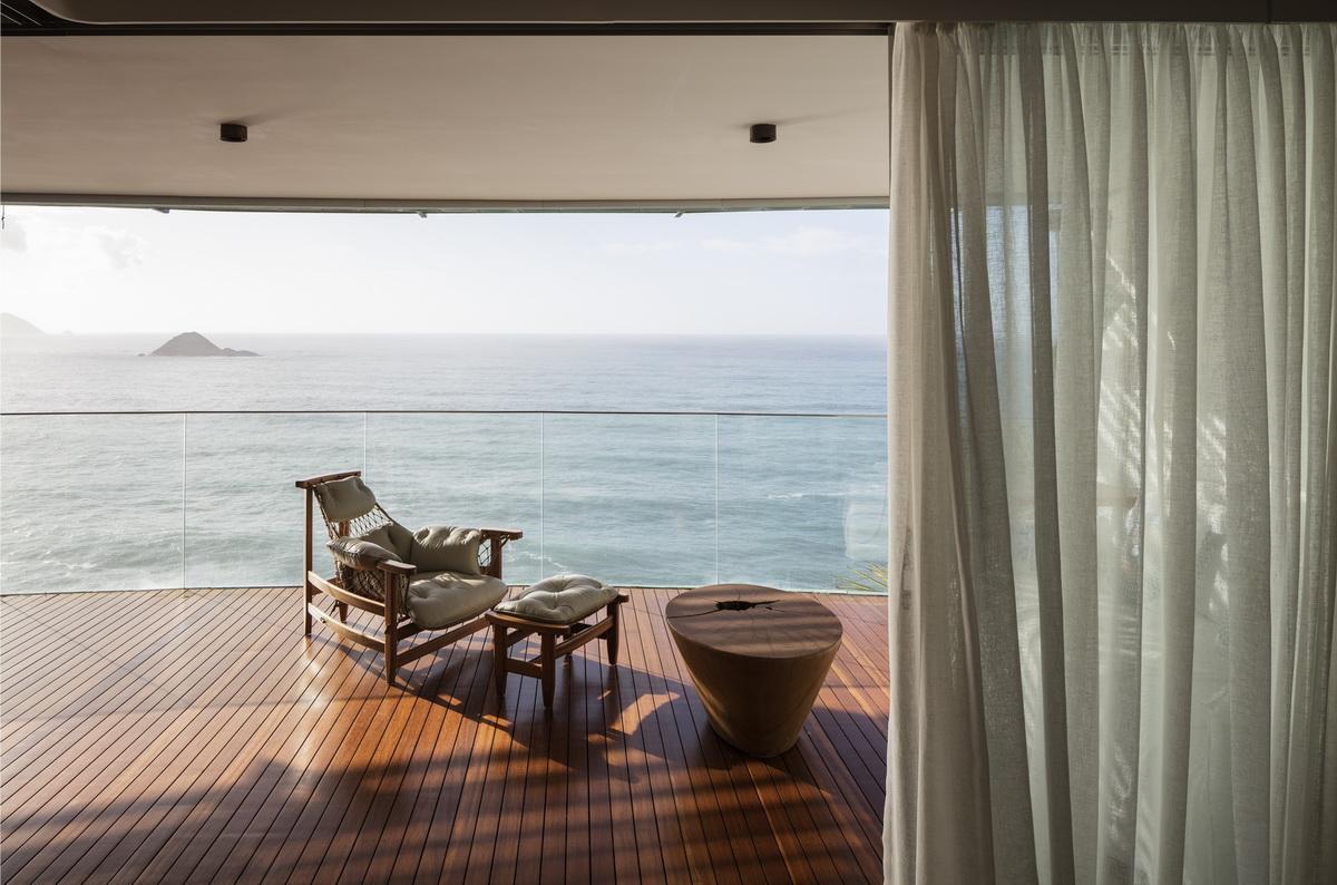 屋顶”浪花“，对望大西洋：巴西波浪住宅 / Mareines Arquitetura
