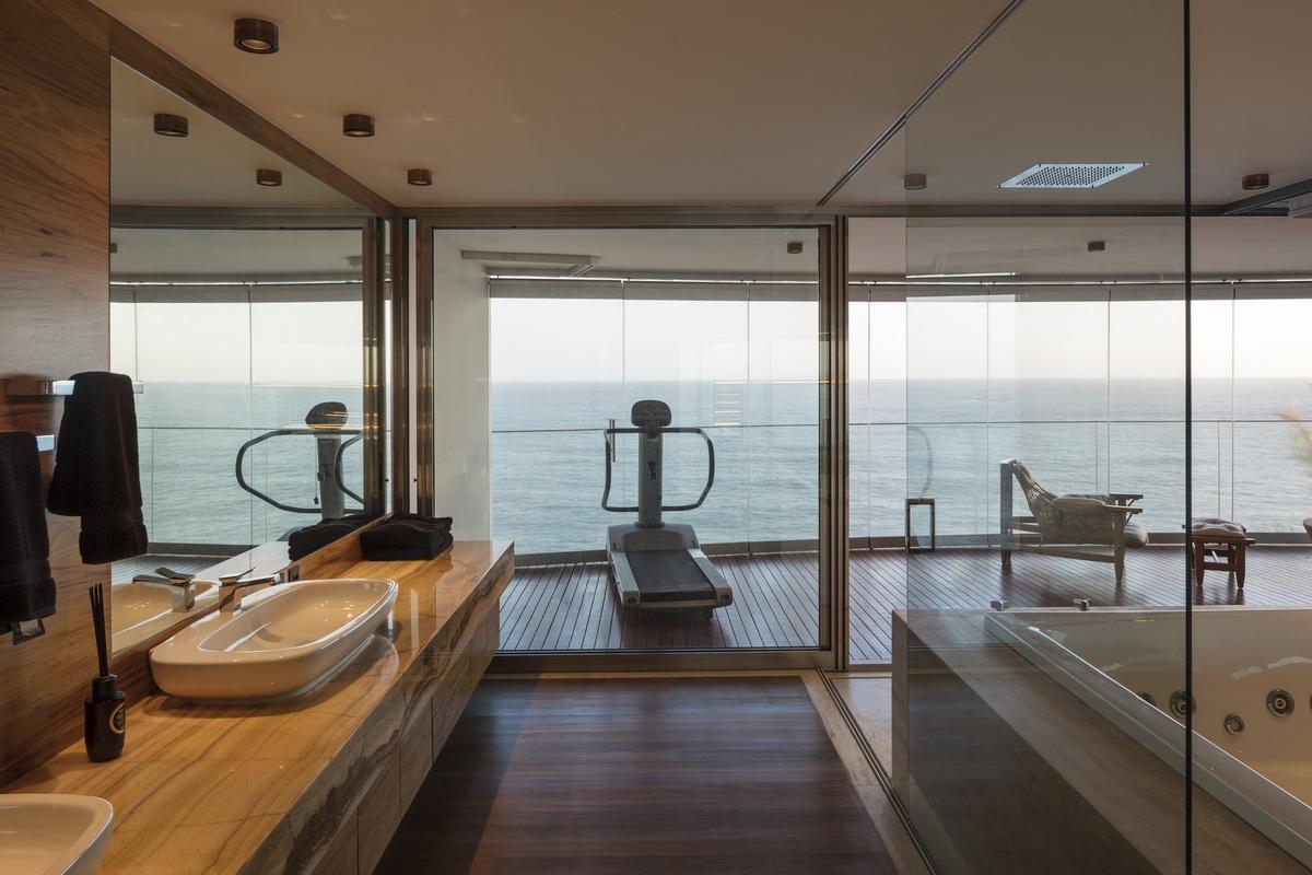 屋顶”浪花“，对望大西洋：巴西波浪住宅 / Mareines Arquitetura