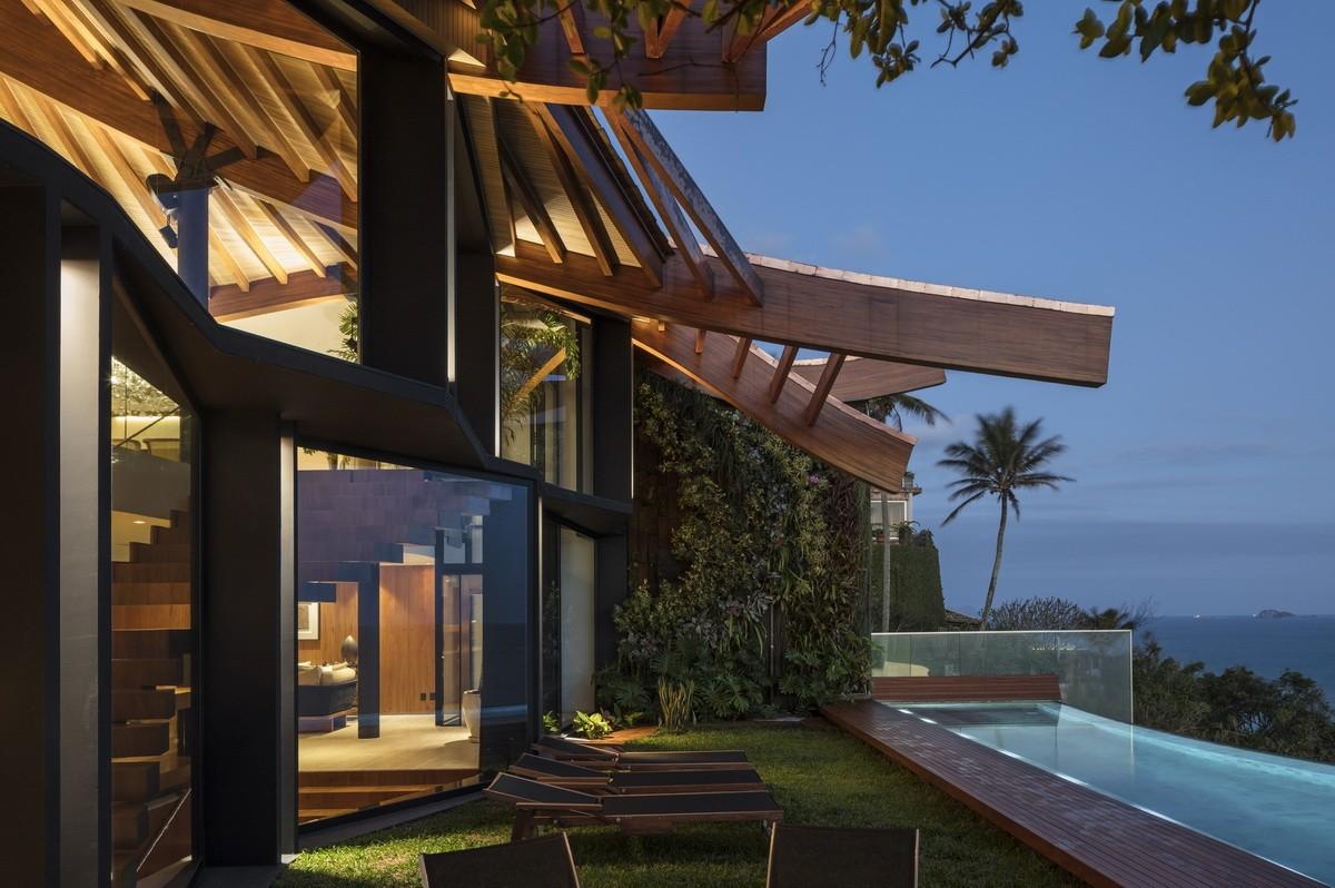 屋顶”浪花“，对望大西洋：巴西波浪住宅 / Mareines Arquitetura