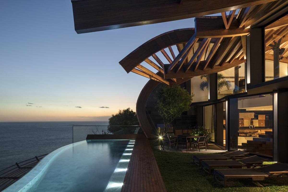 屋顶”浪花“，对望大西洋：巴西波浪住宅 / Mareines Arquitetura