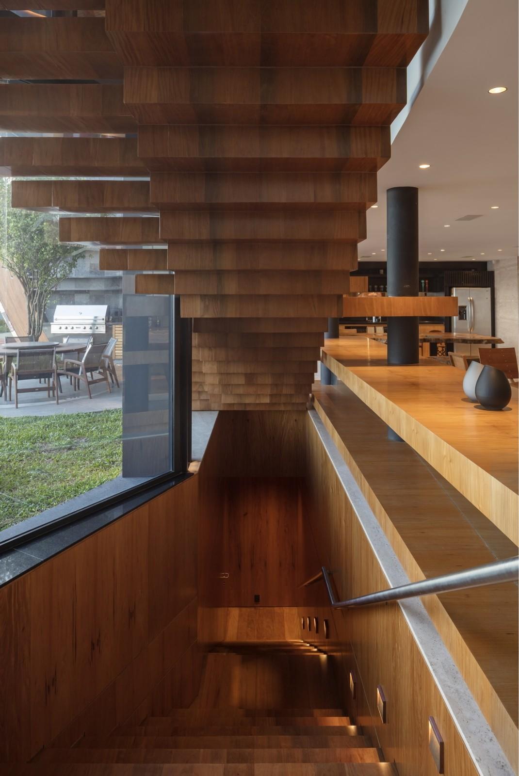 屋顶”浪花“，对望大西洋：巴西波浪住宅 / Mareines Arquitetura