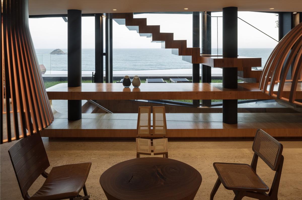 屋顶”浪花“，对望大西洋：巴西波浪住宅 / Mareines Arquitetura