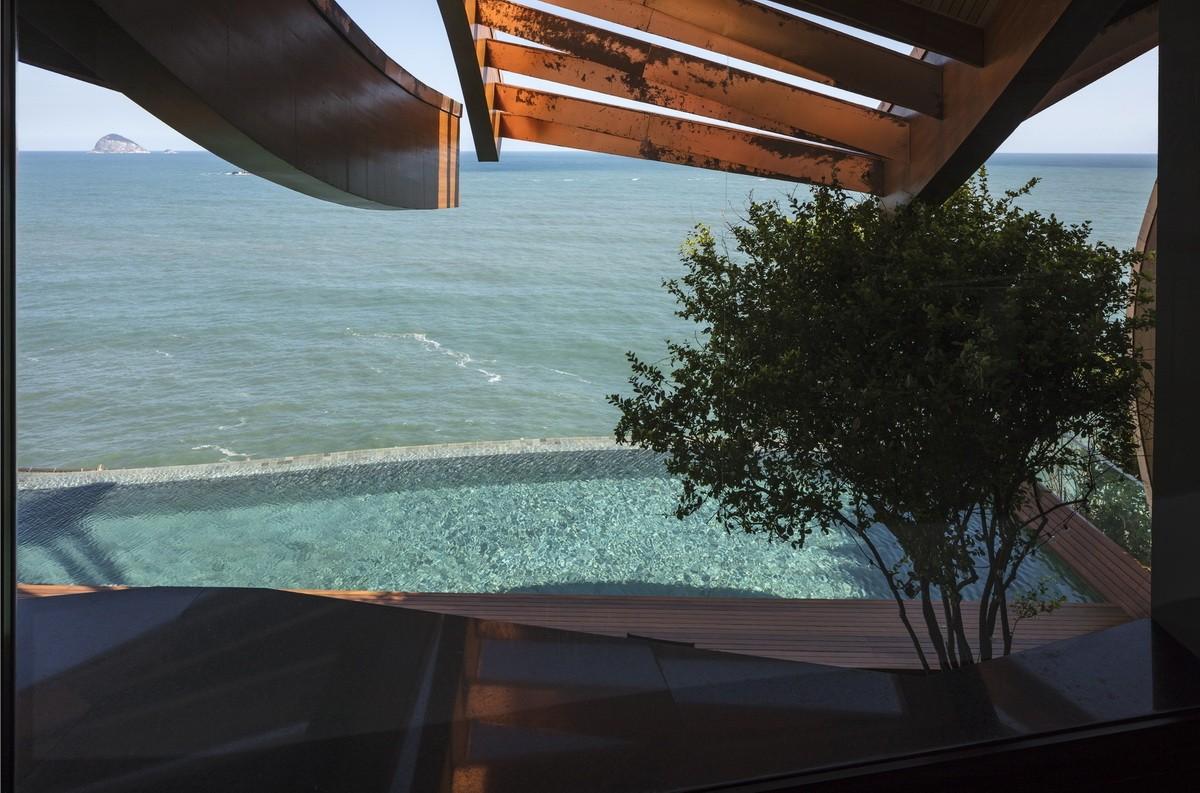 屋顶”浪花“，对望大西洋：巴西波浪住宅 / Mareines Arquitetura