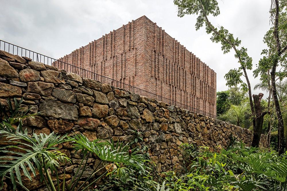 温暖的肌理质感——泥土般朴实的巴西美术馆 / Arquitetos Associados