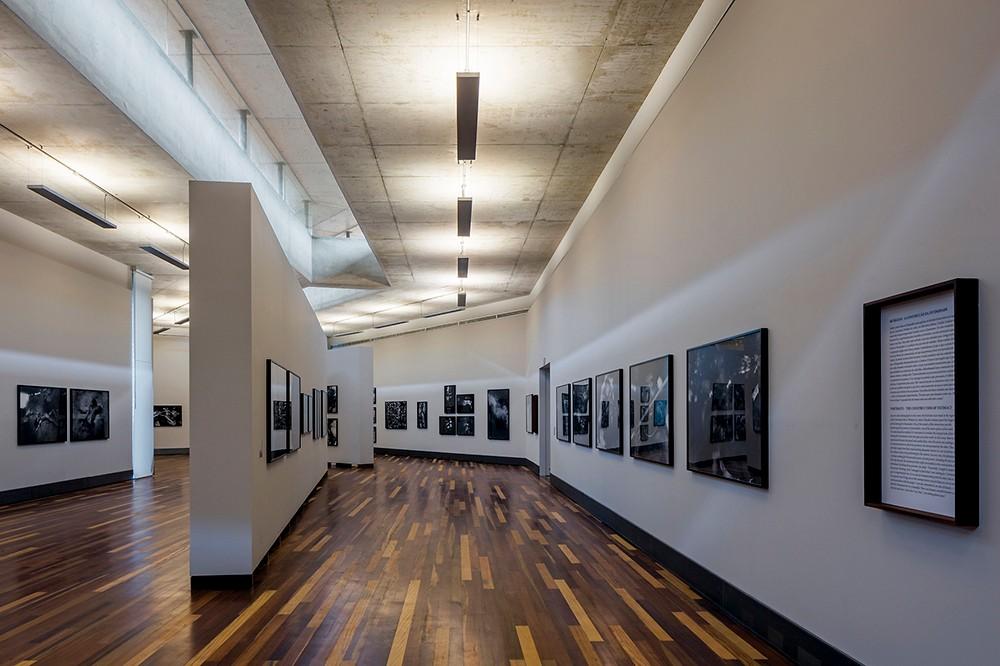 温暖的肌理质感——泥土般朴实的巴西美术馆 / Arquitetos Associados