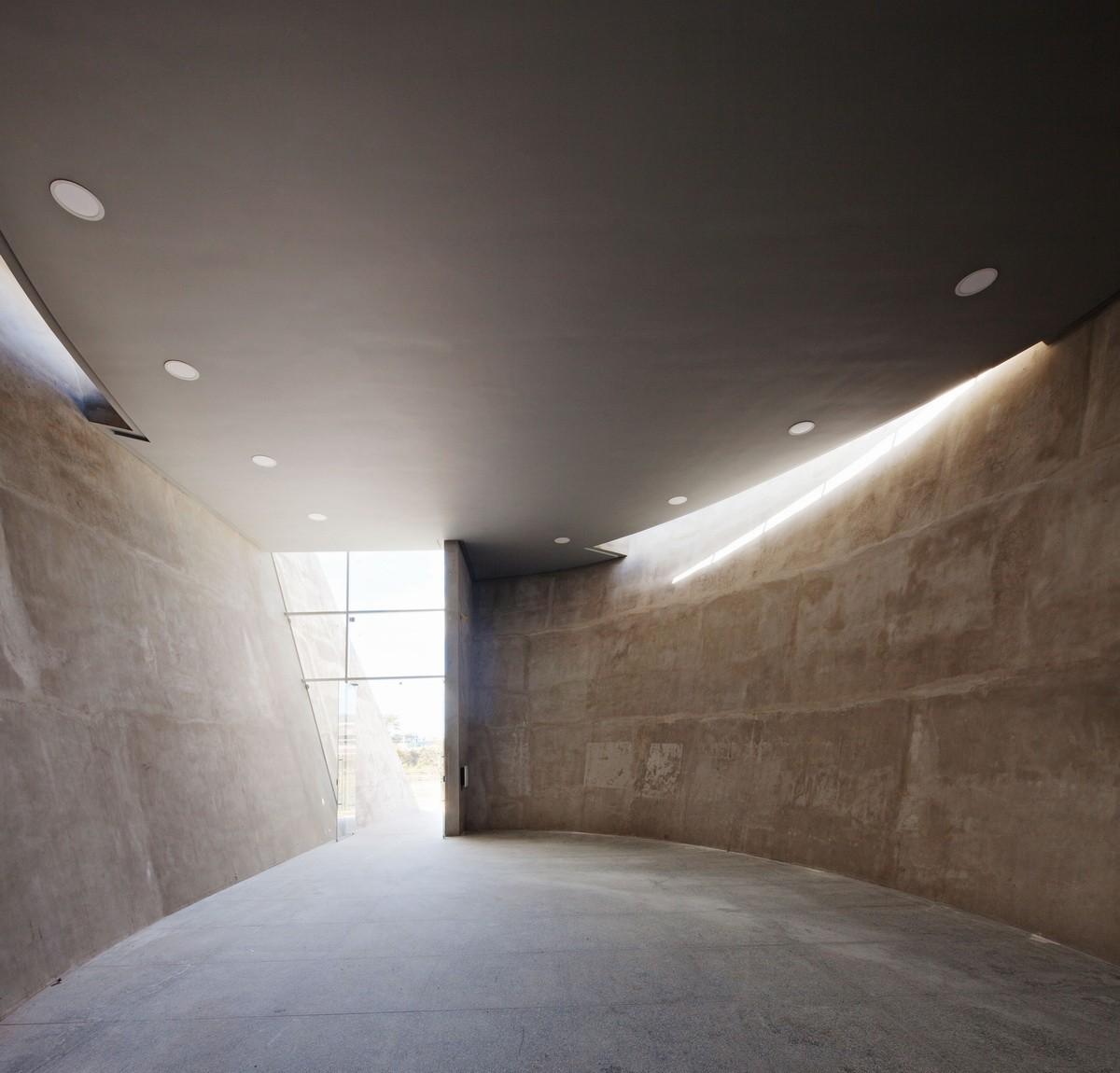 新塞拉纳教堂，简洁曲面几何诠释神性 / Kruchin Arquitetura