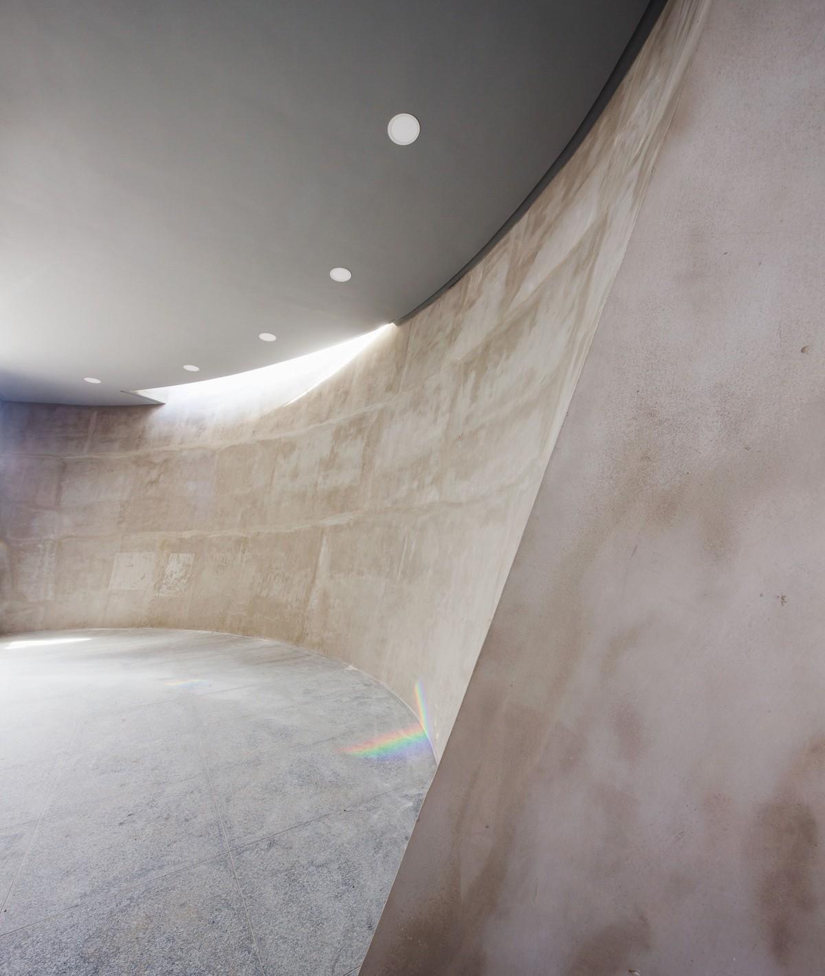新塞拉纳教堂，简洁曲面几何诠释神性 / Kruchin Arquitetura