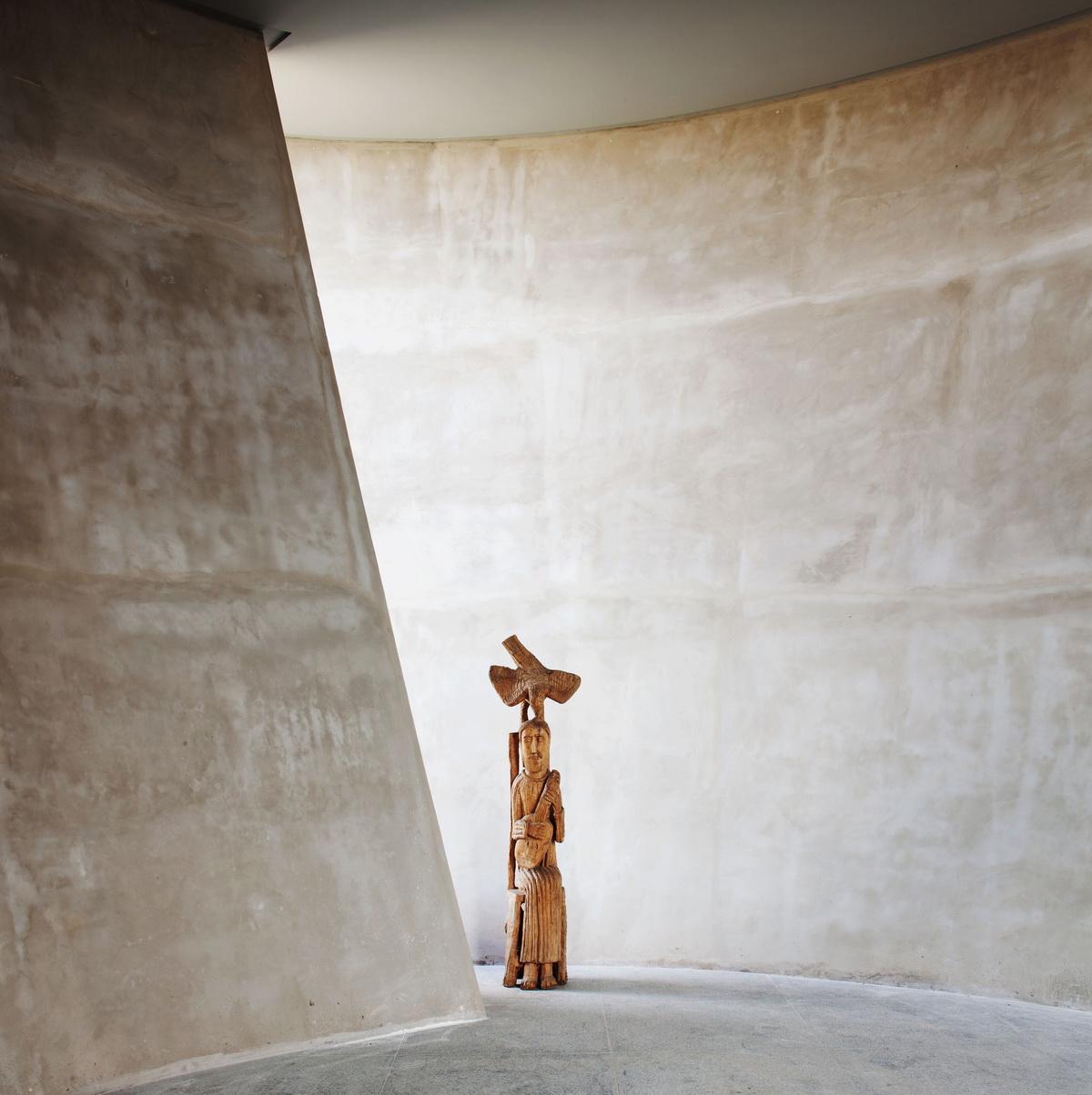 新塞拉纳教堂，简洁曲面几何诠释神性 / Kruchin Arquitetura