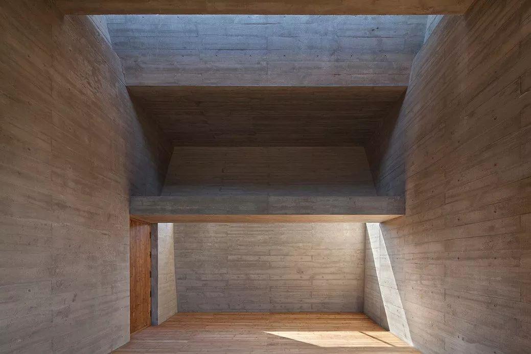 中国建筑师董功获颁法国建筑科学院院士