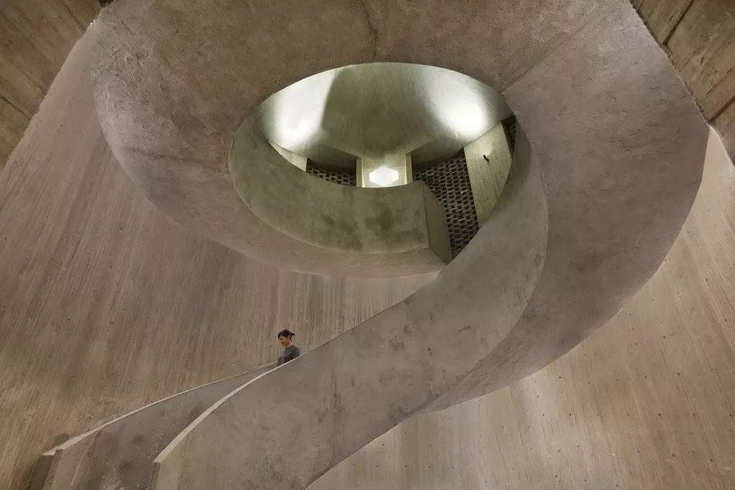 中国建筑师董功获颁法国建筑科学院院士