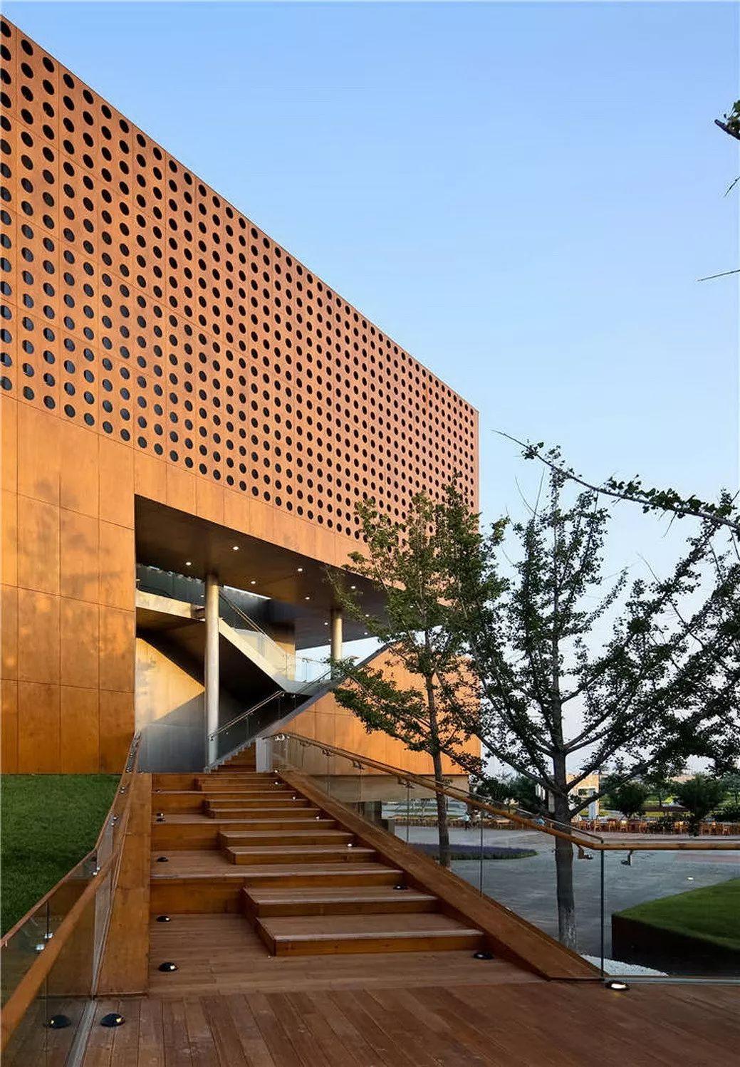 中国建筑师董功获颁法国建筑科学院院士