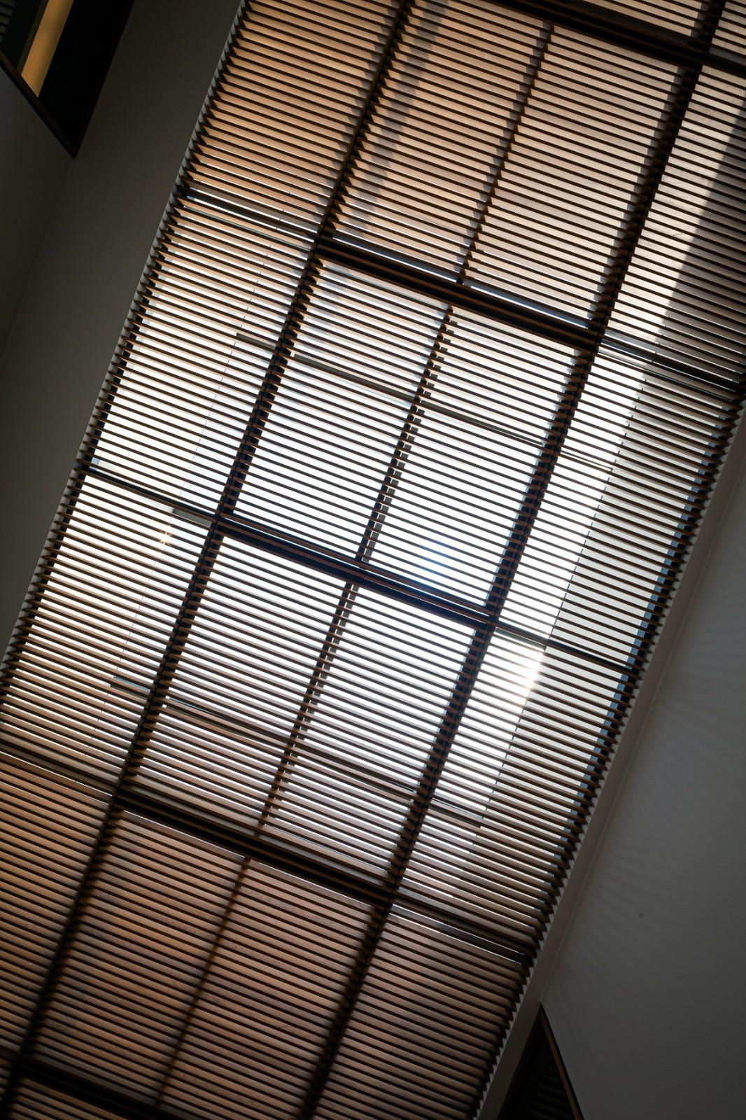 翩然出挑，温暖而质朴：泰国 Nakhon Chai Si 住宅 / Junsekino Architect and Design