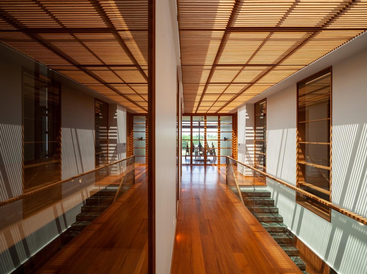 翩然出挑，温暖而质朴：泰国 Nakhon Chai Si 住宅 / Junsekino Architect and Design