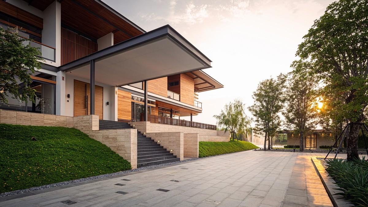 翩然出挑，温暖而质朴：泰国 Nakhon Chai Si 住宅 / Junsekino Architect and Design