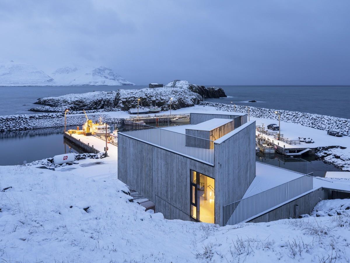 守护峡湾的巨石：冰岛东博尔加峡湾游客中心 / Andersen & Sigurdsson Architects