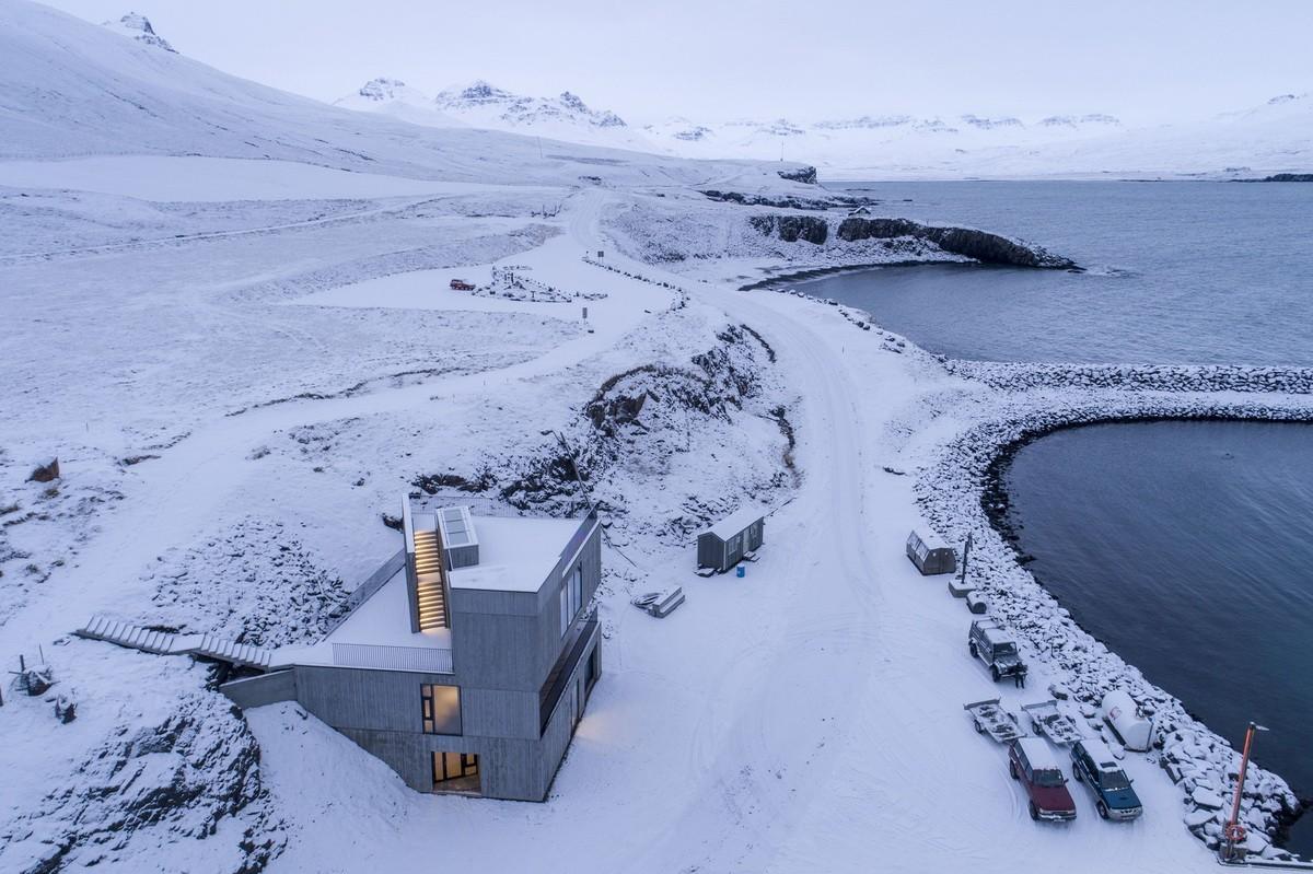 守护峡湾的巨石：冰岛东博尔加峡湾游客中心 / Andersen & Sigurdsson Architects
