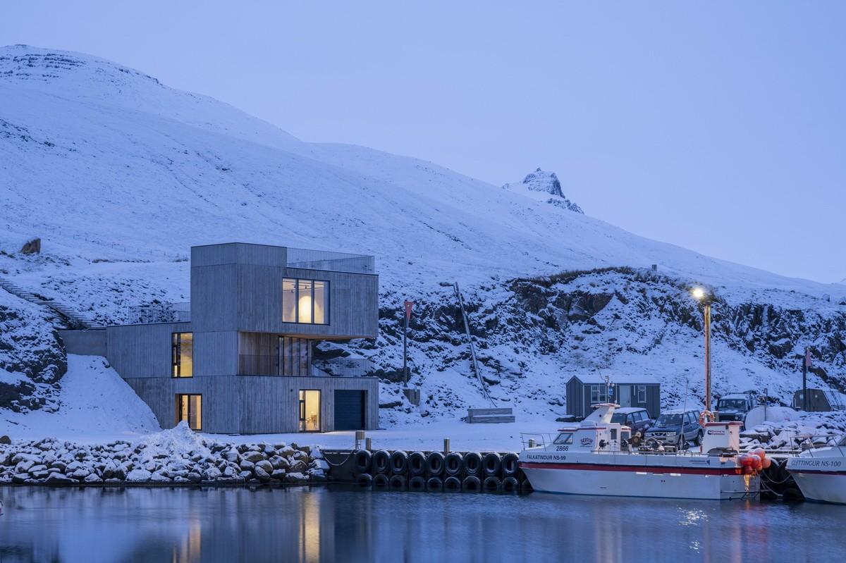 守护峡湾的巨石：冰岛东博尔加峡湾游客中心 / Andersen & Sigurdsson Architects