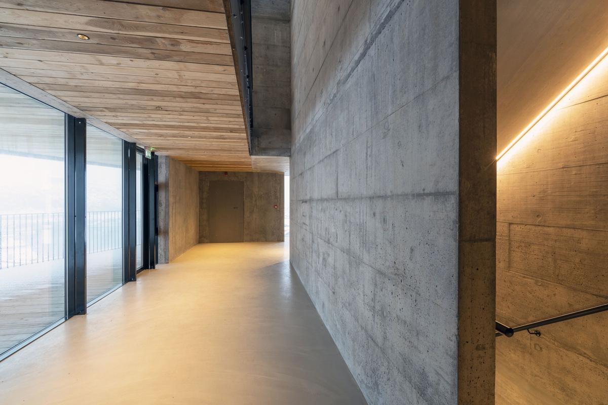 守护峡湾的巨石：冰岛东博尔加峡湾游客中心 / Andersen & Sigurdsson Architects